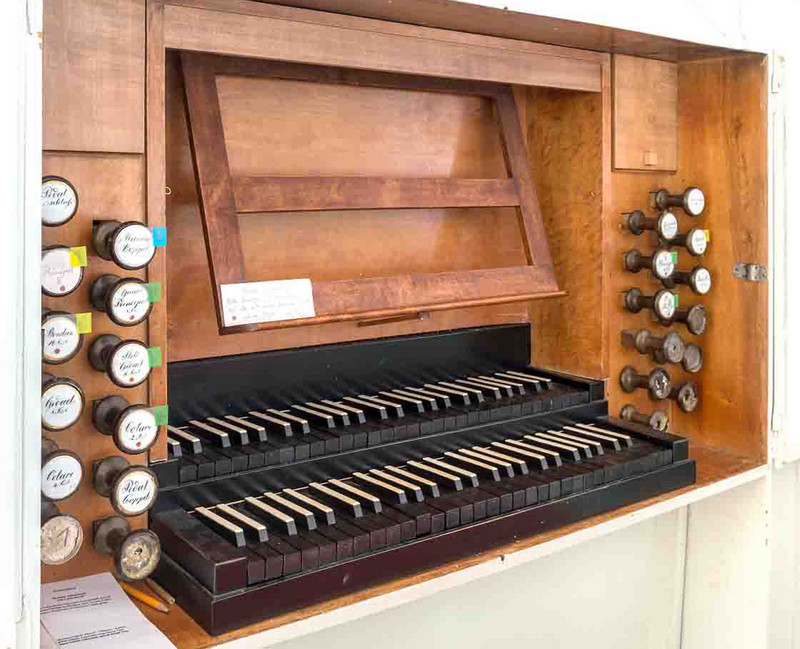 Register- und Manualansicht der Maurer-Orgel