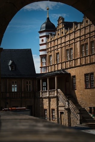 Renaissance-Schloss mit den Burgterrassen, dem Bärenzwinger und dem Eulenspiegelturm