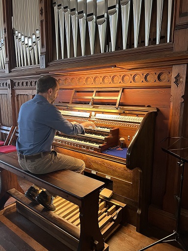 Herr Sass, Organist, beim Spiel auf der Röver-Orgel