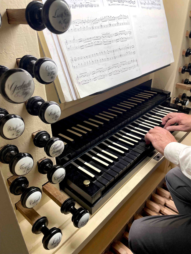 Register- und Manualansicht der Trampeli-Orgel