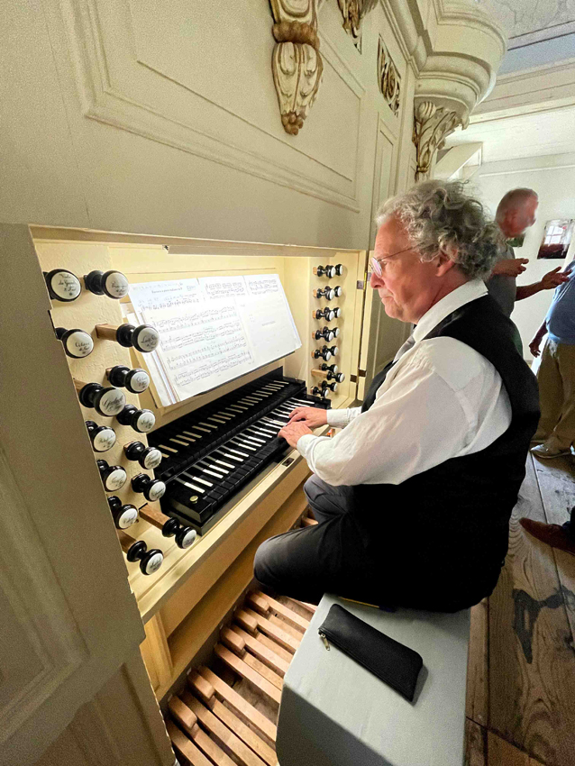 ein Mann spielt an der Orgel