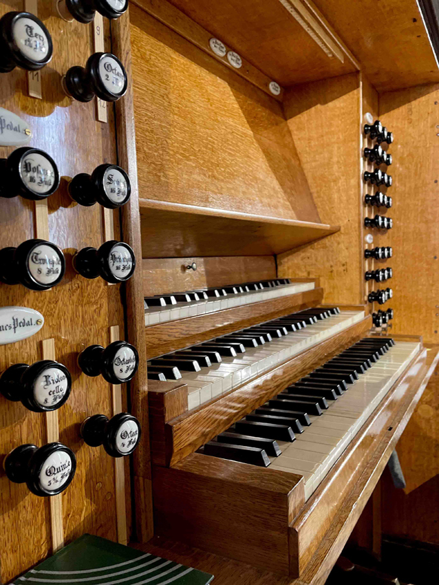 Register- und Manualansicht der Gerhard-Orgel