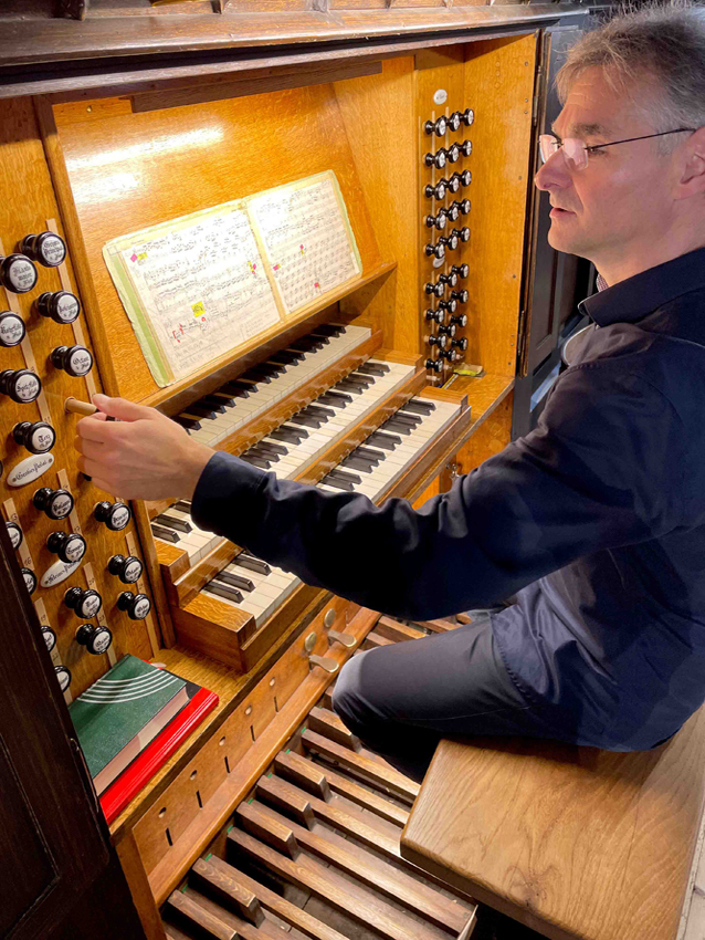 ein Mann spielt Orgel
