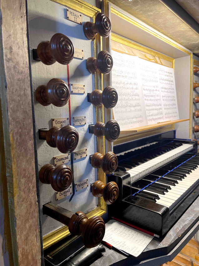 Register- und Manualansicht der Zuberbier-Orgel