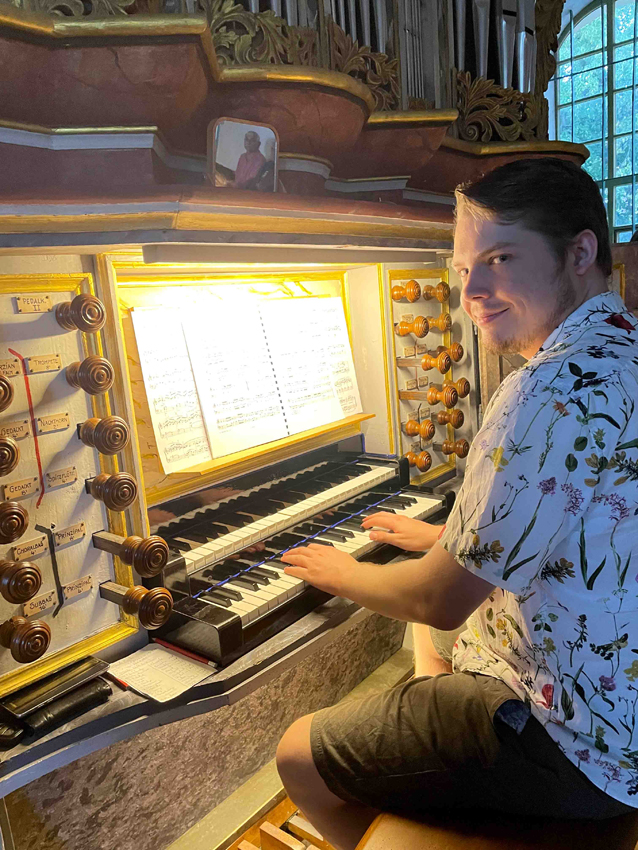 ein Mann spielt an der Orgel