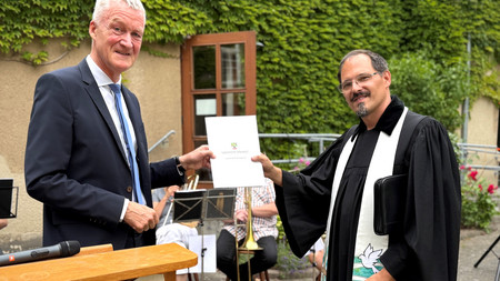 Präsident Pleye und Pfarrer bei Fördermittelbescheidübergabe