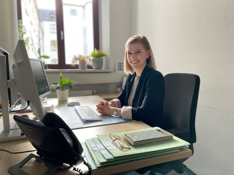 Frau am Laptop mit Trinken