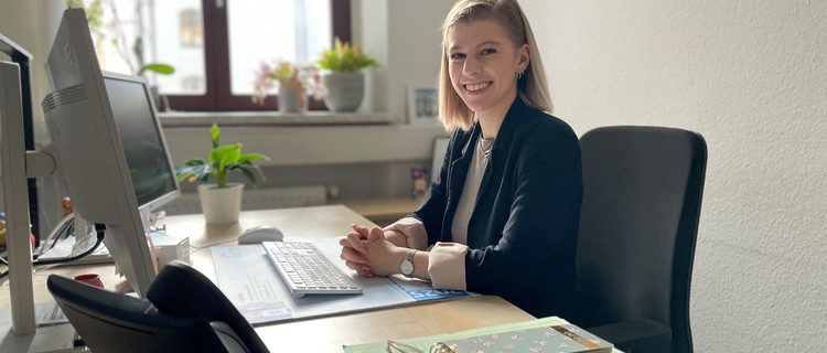 Frau am Laptop mit Trinken 
