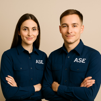 Frau und Mann in Uniform stehend 