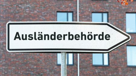 Schild mit Schriftzug Ausländerbehörde