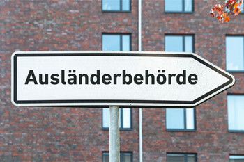 Schild mit Schriftzug Ausländerbehörde