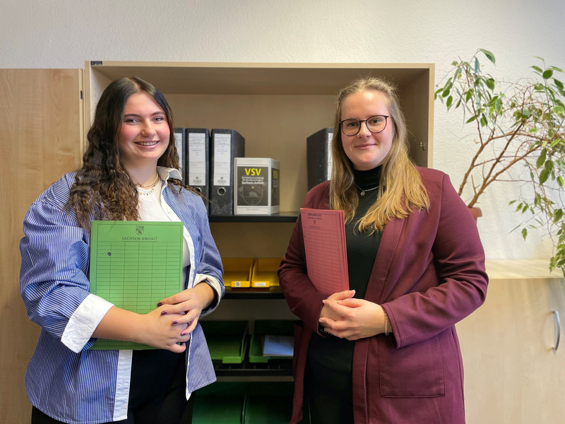 Frau vor einem Whiteboard