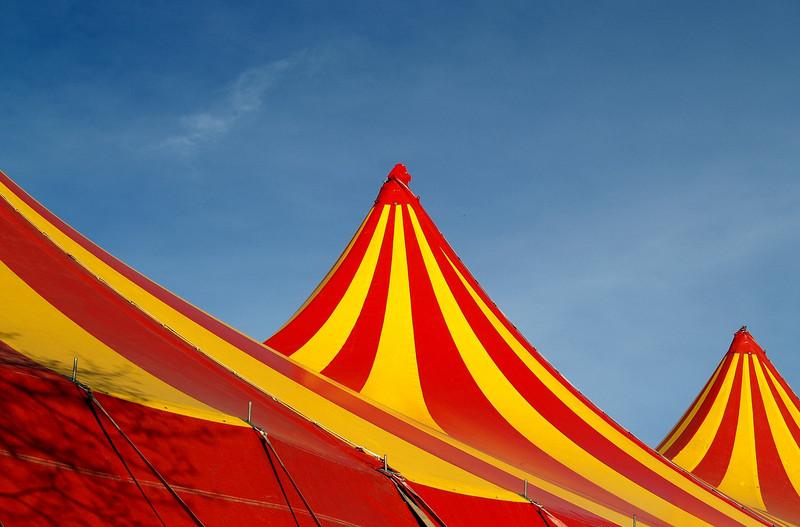 Dach eines Zirkuszeltes, "circus-in-town", www.freeimages.com