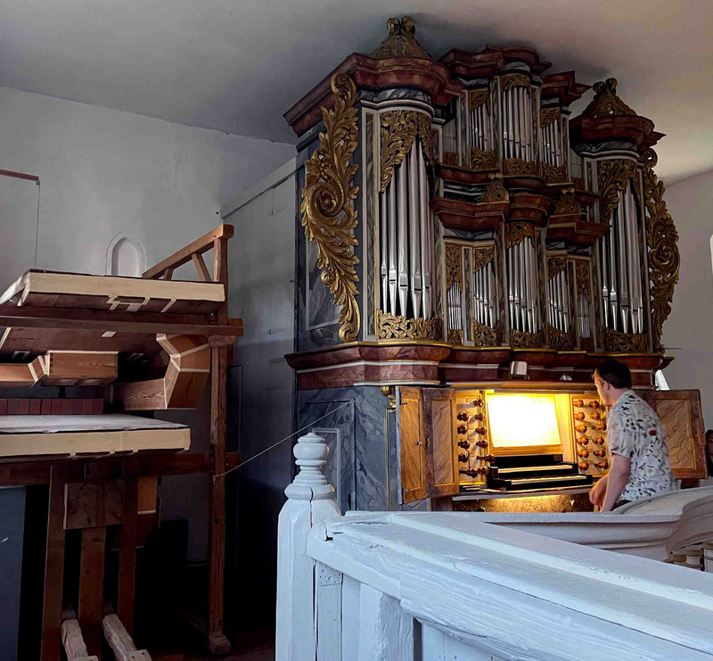 Windlade neben der Orgel