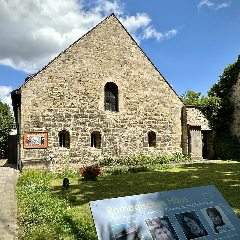 Romanisches Gebäude mit Puppentheater