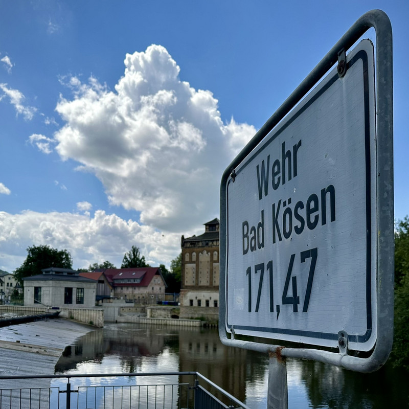 Schild Wehr Bad Kösen und im Hintergrund der Fluss