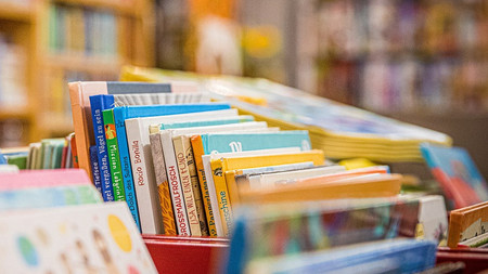 Bücher im Regel einer Bibliothek