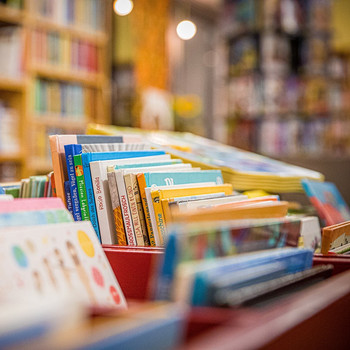 Bücher im Regel einer Bibliothek