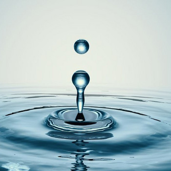 Wasser mit Wassertropfen