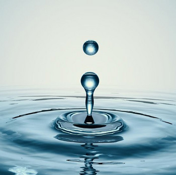 Wasser mit Wassertropfen