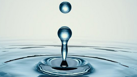 Wasser mit Wassertropfen