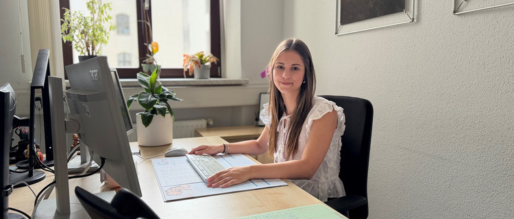 Frau am PC