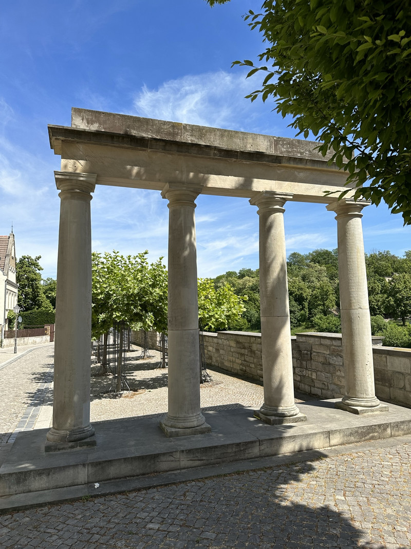 vier Säulen - Reste der Brückenwache
