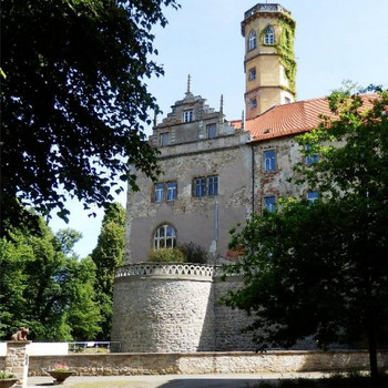 Schloss mit Brunnen und Turm
