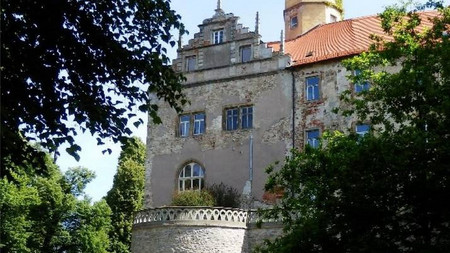 Schloss mit Brunnen und Turm