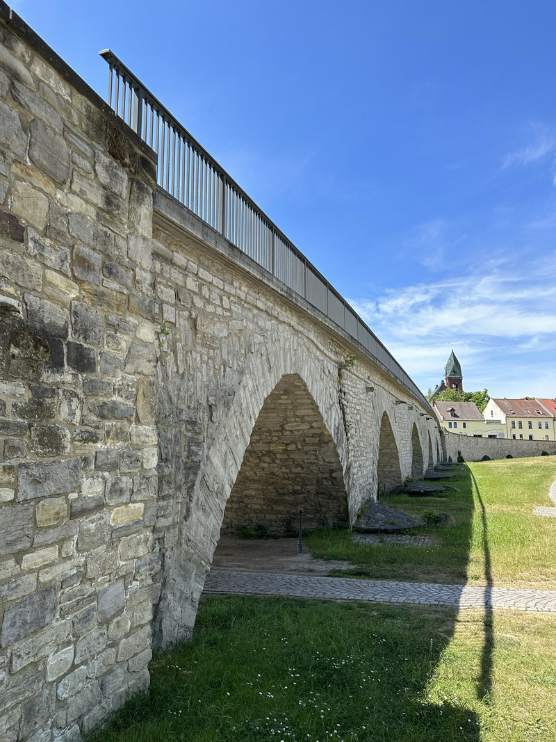 Flutbrücke mit Bogen