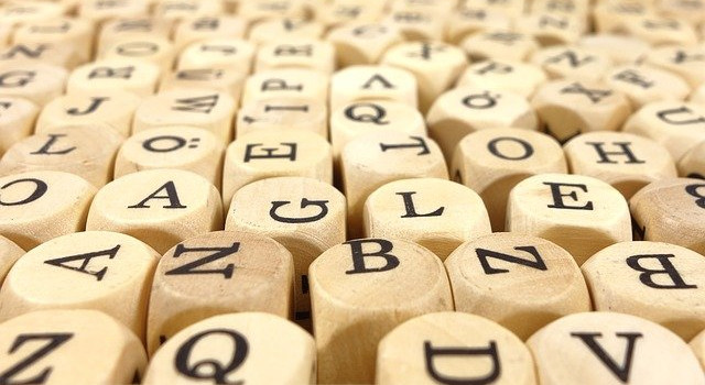 Holzwürfel mit Buchstaben